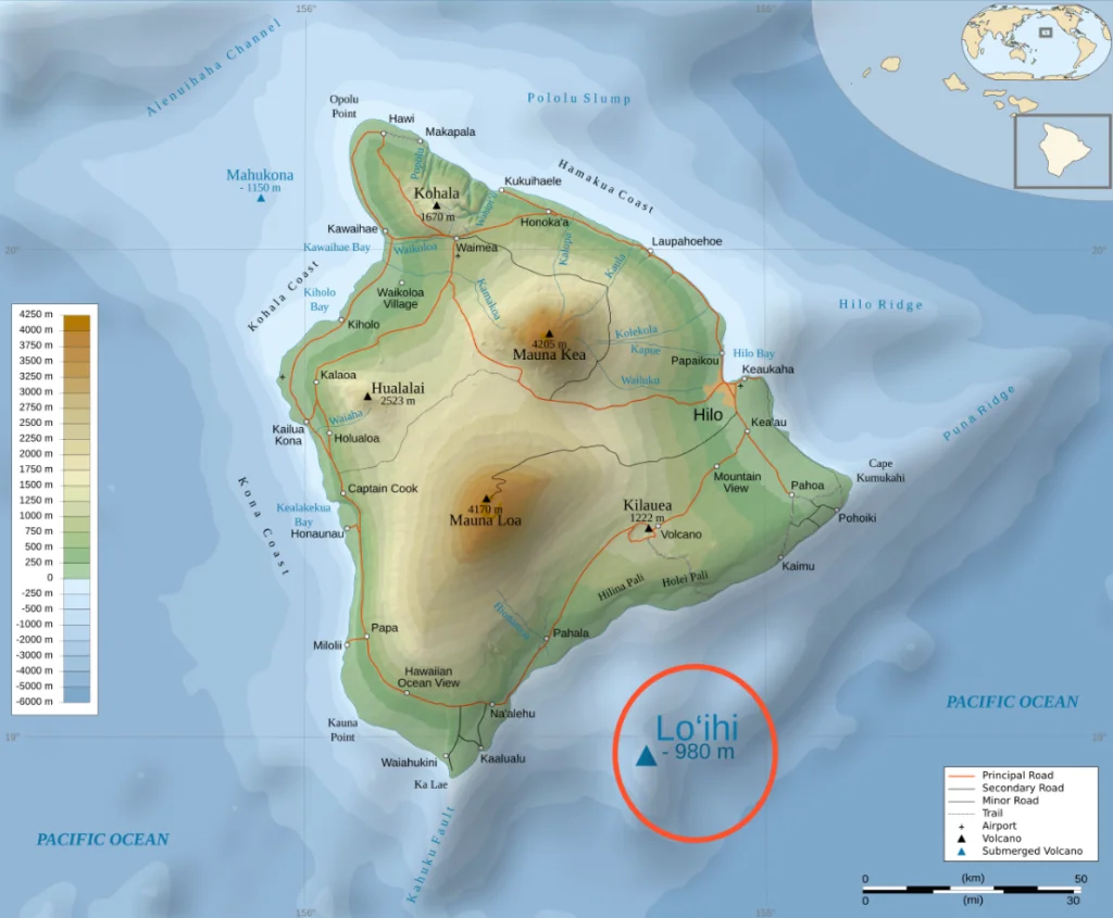 Mapa topograficzna wyspy Big Island z zaznaczonym wulkanem podwodnym Kamaʻehuakanaloa, dawniej nazywanym Lōʻihi.