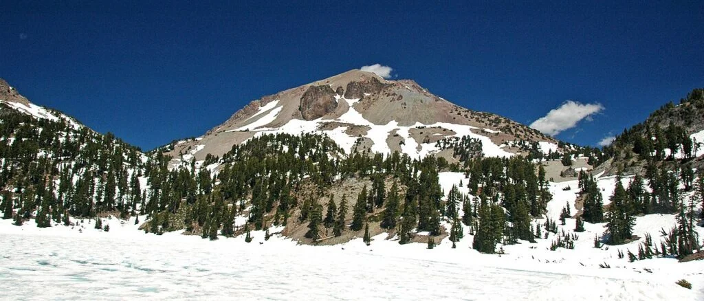 Mt. Lassen (Szczyt Lassen), wybitny wulkan i kluczowy krajobraz w Parku Narodowym Wulkanów Lassen