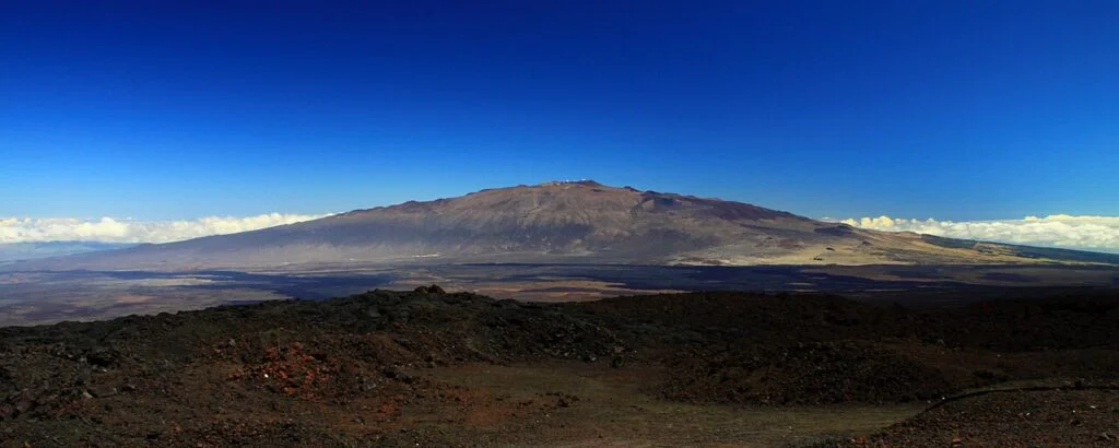 Wulkan Mauna Kea widziany z wulkanu Mauna Loa