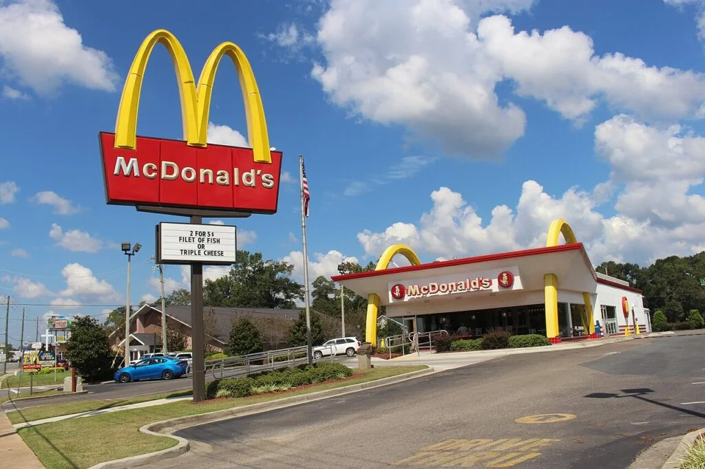 Restauracja McDonald's w starym stylu z kultowymi złotymi łukami