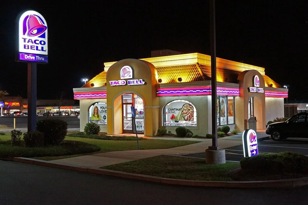 Restauracja Taco Bell nocą, Revere, Massachusetts