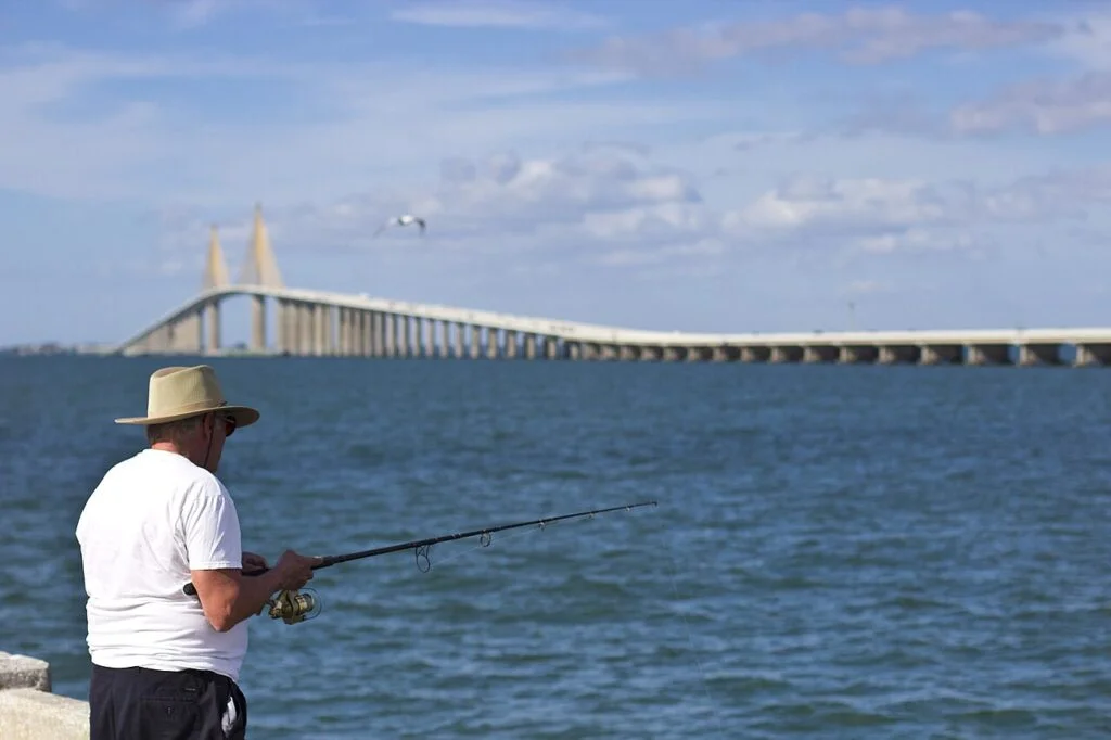 Mężczyzna łowiący ryby ze Skyway Fishing Pier na Florydzie