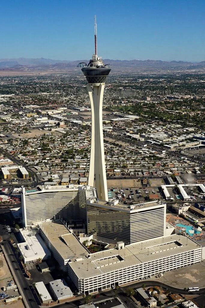 Widok z lotu ptaka na wieżę i kasyno Stratosphere w Las Vegas