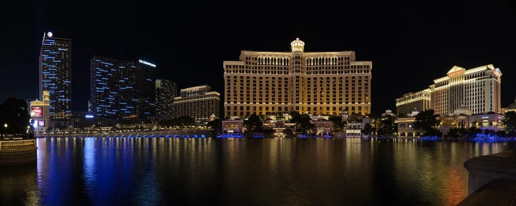 Trzy luksusowe hotele i kasyna: Cosmopolitan, Bellagio i Caesars Palace (od lewej do prawej) z Las Vegas Strip, naprzeciwko fontann Bellagio